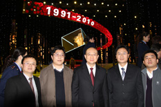 國家質(zhì)檢總局副局長支樹平（右三）在中央電視臺演播大廳2010年&ldquo;3.15晚會&rdquo;直播現(xiàn)場與中國質(zhì)量檢驗(yàn)協(xié)會會員工作部主任楊曉東（右二）、防偽中心主任王成村（右一）、會員工作部副主任劉輝（左二）、會員工作部副主任王劍（左一）等協(xié)會工作人員代表合影留念
