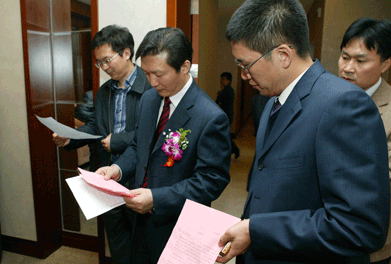 大會(huì)主席團(tuán)推舉產(chǎn)生的監(jiān)票人中國(guó)質(zhì)量檢驗(yàn)協(xié)會(huì)秘書長(zhǎng)助理張明、總監(jiān)票人國(guó)家質(zhì)檢總局質(zhì)量司司長(zhǎng)田世宏在仔細(xì)統(tǒng)計(jì)各項(xiàng)投票數(shù)據(jù)